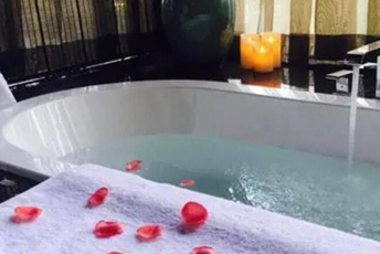 福州水疗池中的失重冥想:当身体学会漂浮